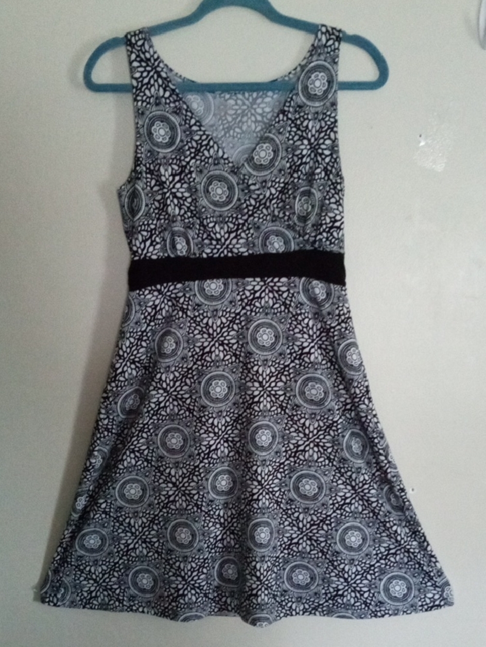 Sleeveless Black & White Printed Fit-and-Flare Paisley Boho Designed Dress